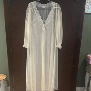 Vintage Barbizon Elegant Cream sheer Lace Trim Nightgown & Robe Sz Lg modest